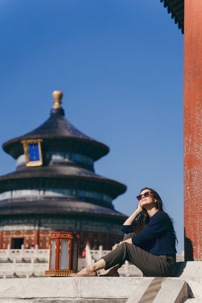 Turista visitando el Templo del Cielo en Pekín, uno de los monumentos históricos más emblemáticos de China.