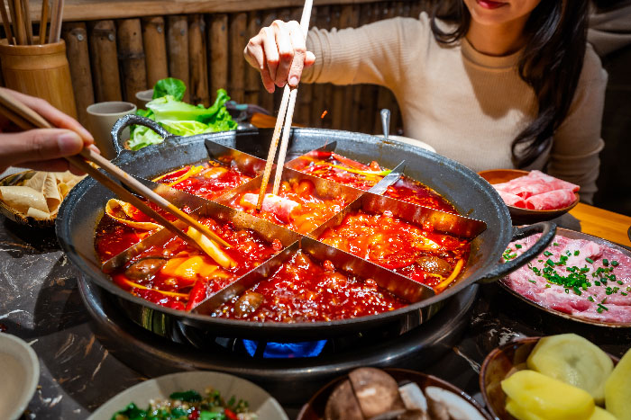 Hot Pot de Chongqing, uno de los platillos más emblemáticos de la gastronomía china, conocido por su intenso sabor picante y su experiencia para compartir.